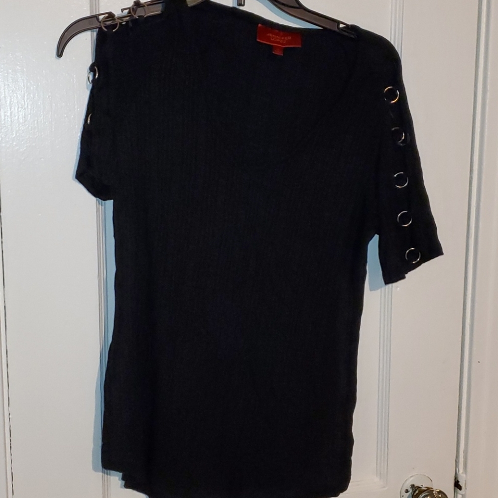 Jennifer Lopez blouse with opening on the shoulder